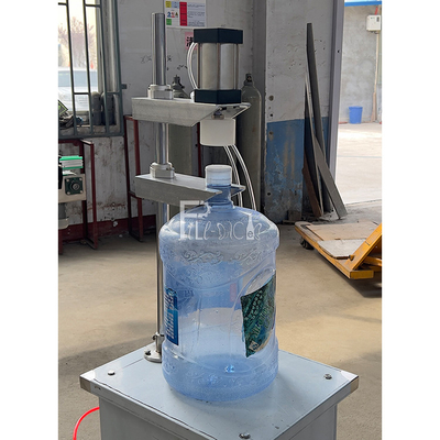 自動プラスチックびん3ガロン5ガロン20リットルのペットボトル ウォーター ガロンの充填機のためのおおう機械装置 サプライヤー