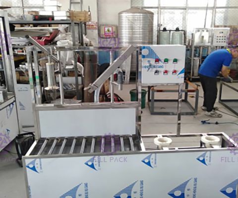 自動80BPH 20Lのガロンの充填機半 サプライヤー