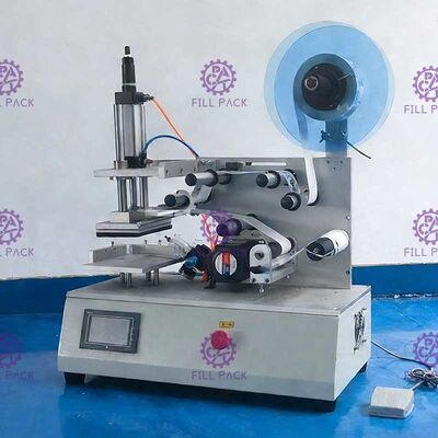 半自動正方形の平らなびんのラベラーは単一の側面か二重側面の付着力のステッカーの分類機械装置を震動させる サプライヤー