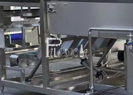 4600*2000*1800mm Lタイプ5ガロンのびんの充填機 サプライヤー